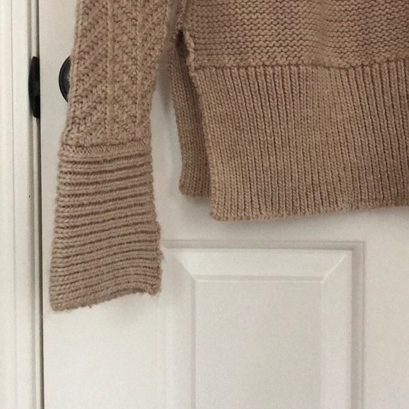 H&M oversized sweater. Tan color. Size Medium - Picture 4 of 4